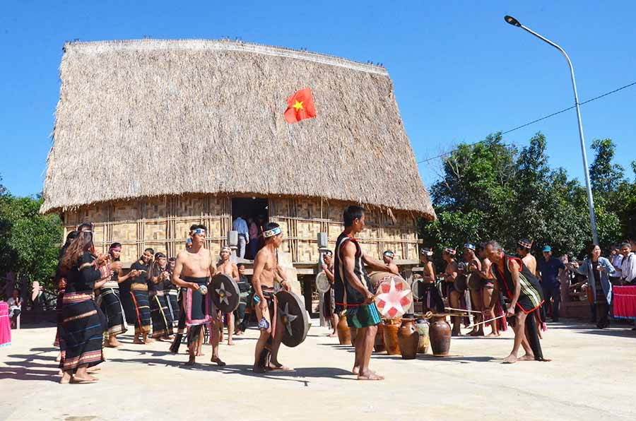 Dân làng Đê Kjiêng (xã Ayun, huyện Mang Yang) vui trong ngày hội. Ảnh: P.L