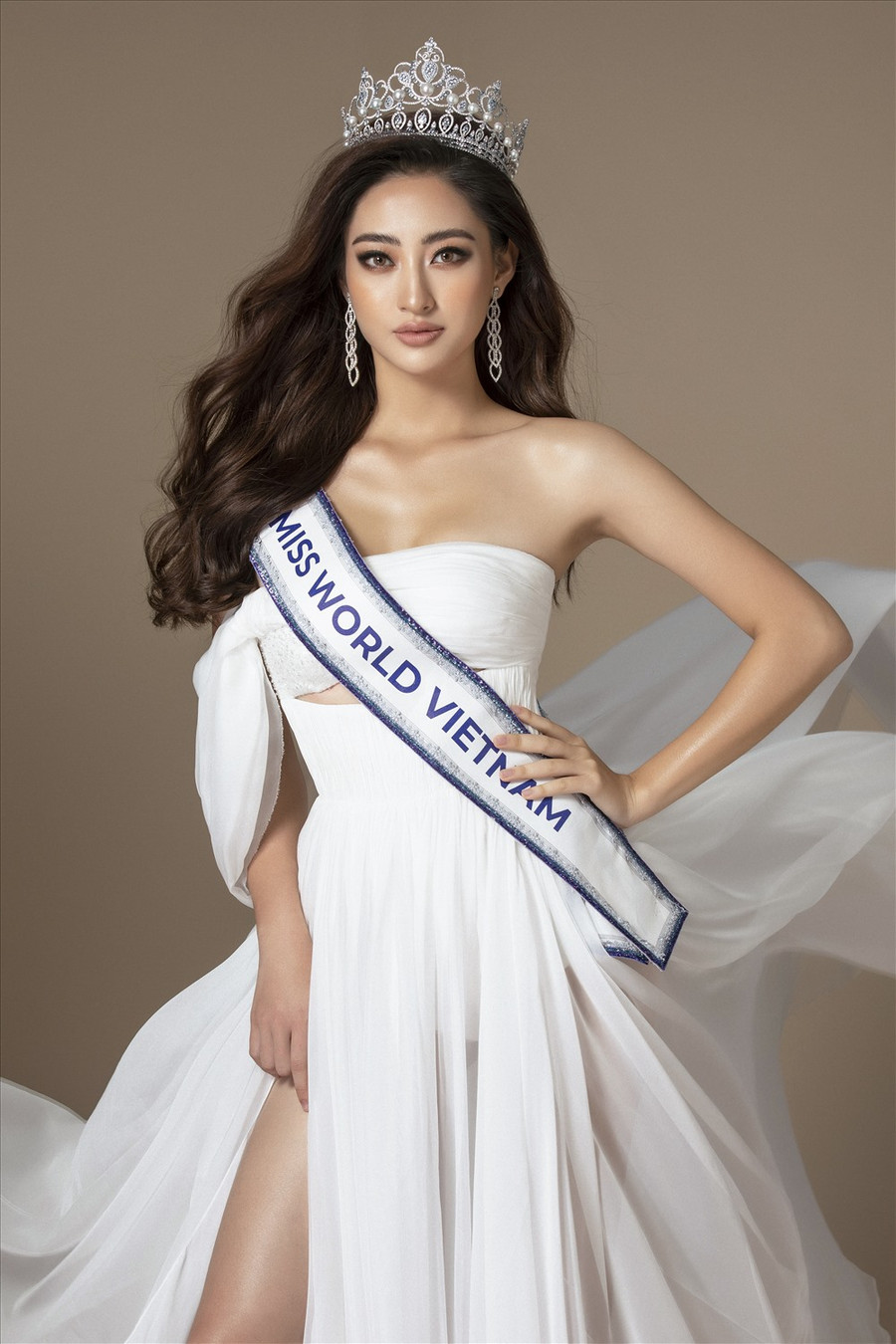  Dự kiến cô sẽ lên đường sang London tham dự Miss World 2019 vào ngày 19.11 tới. Ảnh: Lê Thiện Viễn.