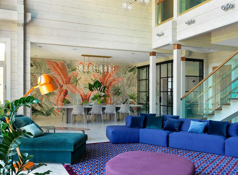 Cạnh phòng ăn là một bức tranh hoa lá và cây cối. Cạnh phòng ăn là một bức tranh hoa lá và cây cối.