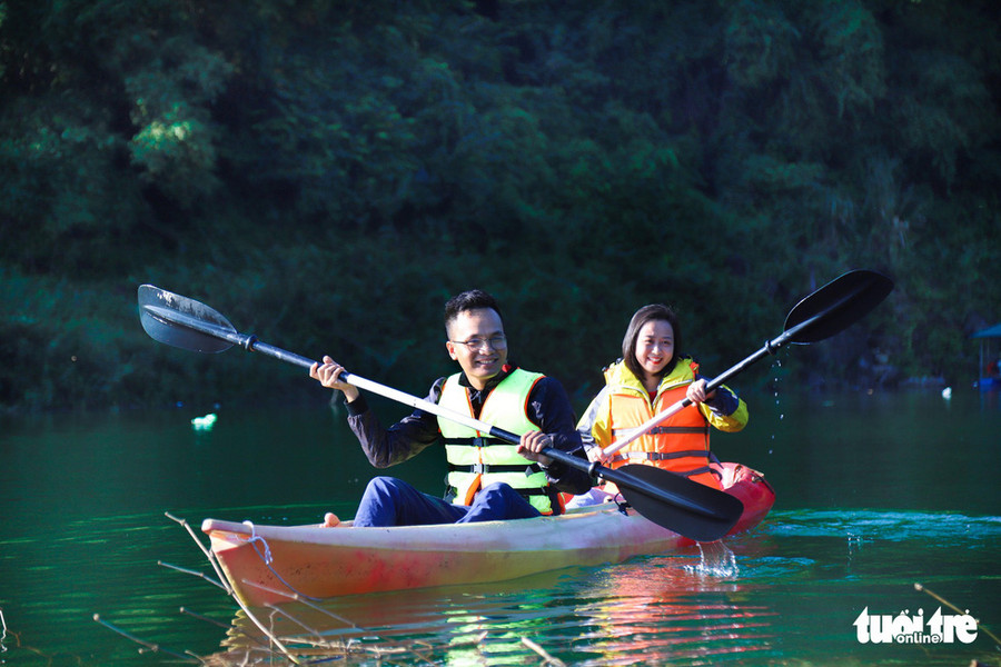  Nếu bạn yêu thích khám phá, nên tự chèo thuyền kayak lướt trên mặt hồ với rất nhiều điều thú vị để trải nghiệm - Ảnh: DANH TRỌNG