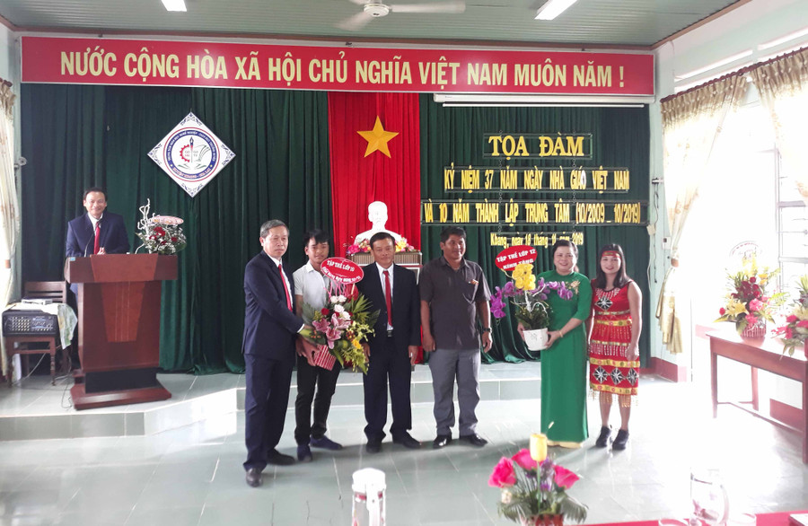 Đại diện các khóa đào tạo tặng hoa chúc mừng Trung tâm nhân kỷ niệm 10 năm thành lập. Ảnh: An Phát