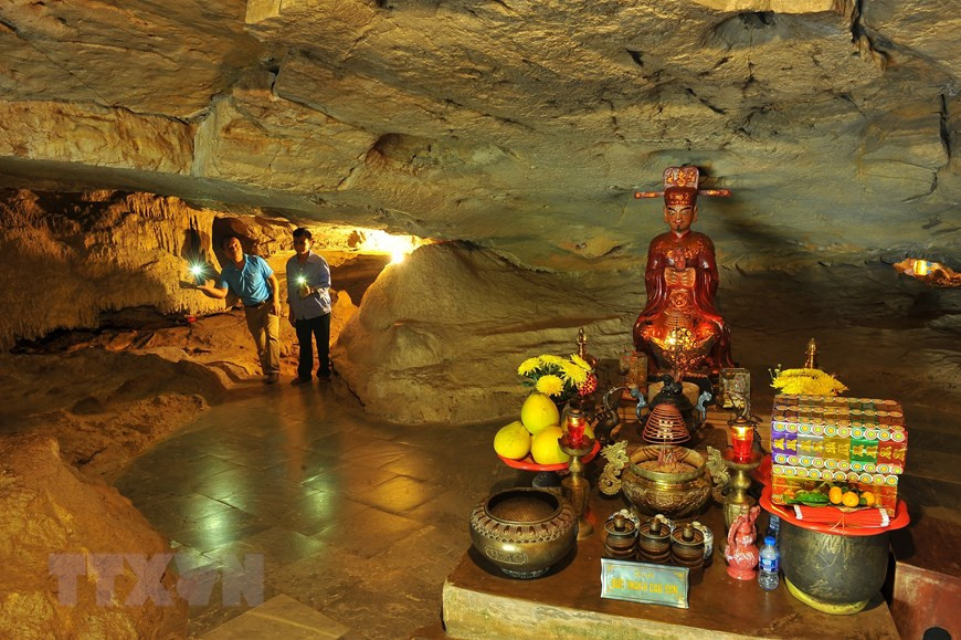 Chùa gồm các điểm tham quan như Giếng Ngọc, Động thờ Tổ sư, Động thờ Phật, Động thờ Mẫu, điện thờ Đức Thánh Nguyễn Minh Không và điện thờ Đức Thánh Cao Sơn. Trong ảnh: Tất cả các ban thờ Phật, thờ Mẫu của chùa Bái Đính cổ đều được đặt giữa lòng những sơn động u minh. (Ảnh: Minh Đức/TTXVN) Chùa gồm các điểm tham quan như Giếng Ngọc, Động thờ Tổ sư, Động thờ Phật, Động thờ Mẫu, điện thờ Đức Thánh Nguyễn Minh Không và điện thờ Đức Thánh Cao Sơn. Trong ảnh: Tất cả các ban thờ Phật, thờ Mẫu của chùa Bái Đính cổ đều được đặt giữa lòng những sơn động u minh. (Ảnh: Minh Đức/TTXVN)