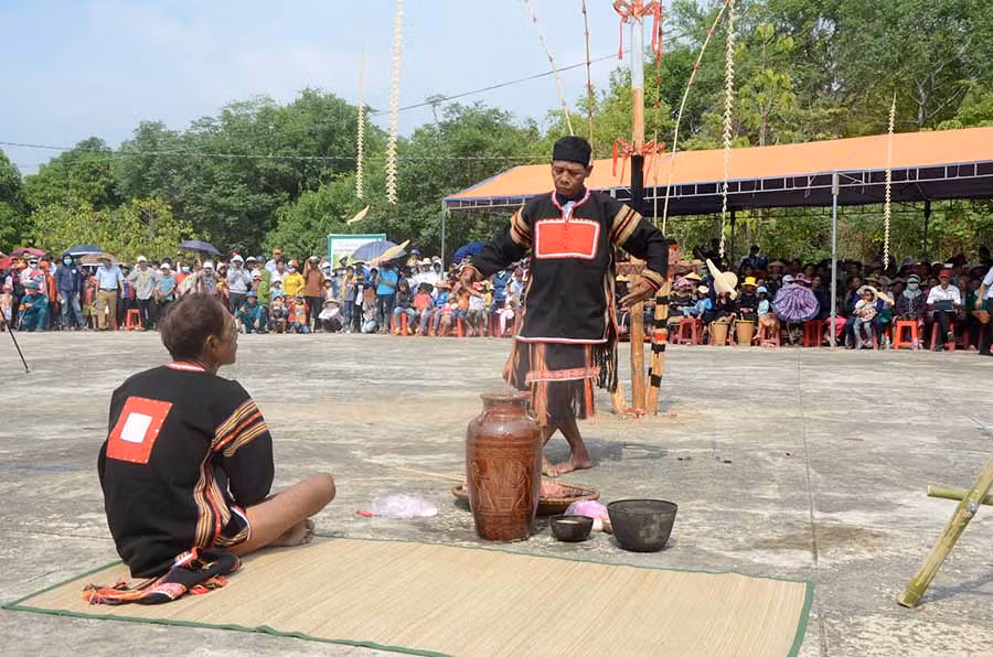  Ông Rơ Lan Hieo-phụ tá vua lửa thứ 14 tái hiện lễ cúng cầu mưa ở Di tích lịch sử-văn hóa cấp quốc gia Plei Ơi. Ảnh: Đ.P