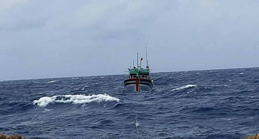  Tàu cá PY 92359TS đang được tàu 788 cứu kéo về đảo Sinh Tồn. Ảnh: Công Hoan