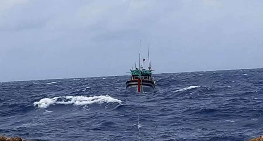  Tàu cá PY 92359TS đang được tàu 788 cứu kéo về đảo Sinh Tồn. Ảnh: Công Hoan