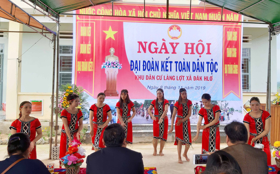 Tiết mục văn nghệ cây nhà lá vườn của người dân làng Lợt . Ảnh: Minh Nguyễn
