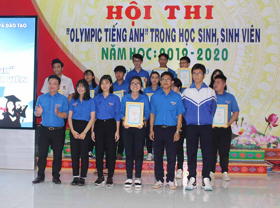 3Anh Đỗ Duy Nam-Phó Bí thư Tỉnh Đoàn trao giải nhất hội thi cho Trường THPT chuyên Hùng Vương. Ảnh: PL