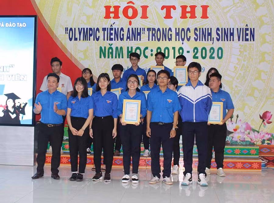 3Anh Đỗ Duy Nam-Phó Bí thư Tỉnh Đoàn trao giải nhất hội thi cho Trường THPT chuyên Hùng Vương. Ảnh: PL