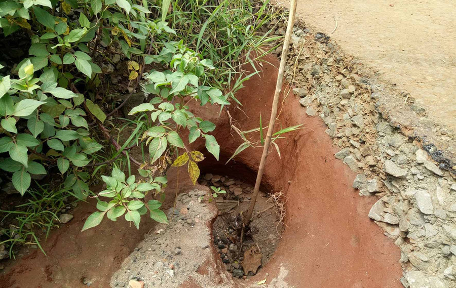 Hố sâu nằm ngay bên lề đường rất nguy hiểm cho phương tiện khi lưu thông trên đường này. Ảnh: Hà Phương