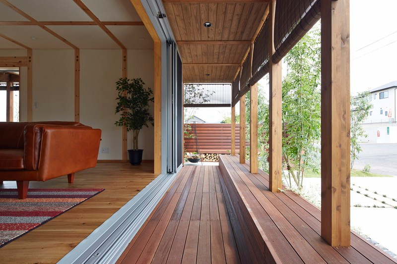 Hiên gỗ tạo ra một lớp cách nhiệt độc đáo, để ngôi nhà không bị nắng chiếu trực tiếp vào bên trong và lúc nào cũng mát mẻ.