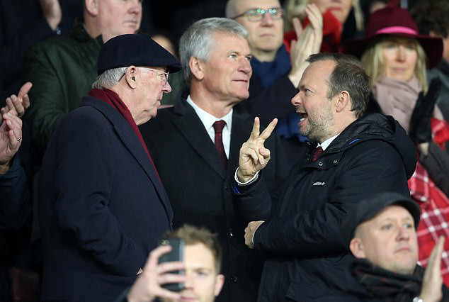 Cảnh Sir Alex đối đầu với Phó chủ tịch Woodward trên khán đài