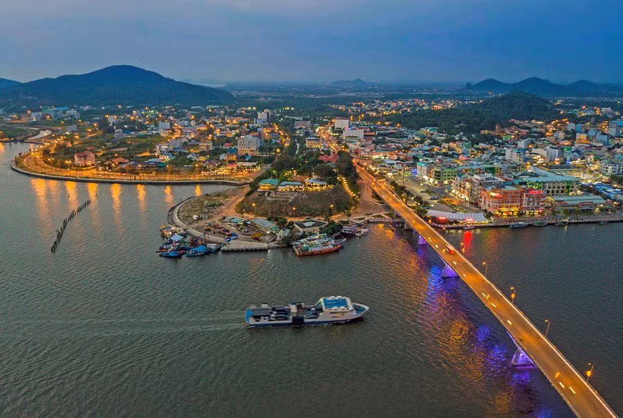  Thành phố trẻ Hà Tiên trong ánh hoàng hôn.