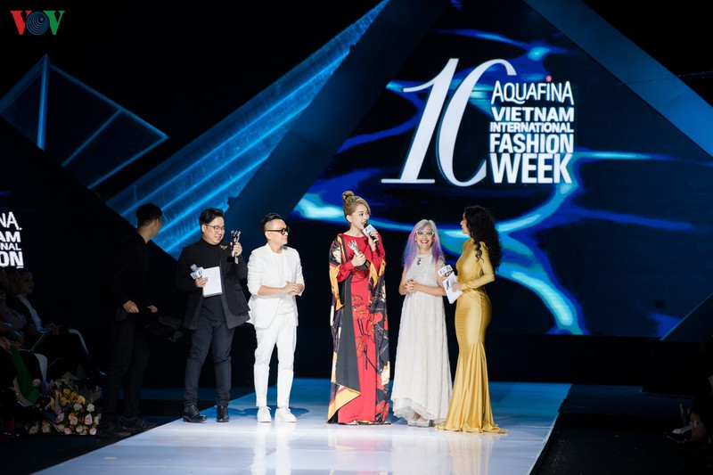 Với thiết kế này, Á hậu Phương Nga cũng nhận được giải thưởng người mặc trang phục đẹp nhất tại đêm bế mạc tuần lễ thời trang.