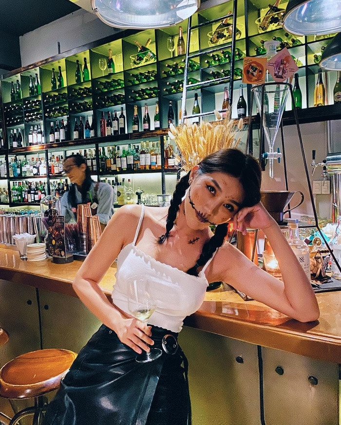 Chế Nguyễn Quỳnh Châu vẫn chơi Halloween khi vẽ thêm vài đường nét cho miệng của mình.