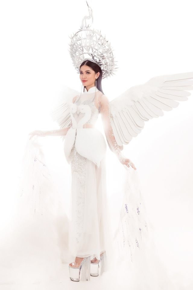 Gần đây nhất là Tiên Dung của Thùy Dung ở Miss International 2017. Trang phục lấy cảm hứng từ tà áo dài kết hợp với hình ảnh quen thuộc trong tâm thức người Việt - Con cò. Gần đây nhất là Tiên Dung của Thùy Dung ở Miss International 2017. Trang phục lấy cảm hứng từ tà áo dài kết hợp với hình ảnh quen thuộc trong tâm thức người Việt - Con cò.