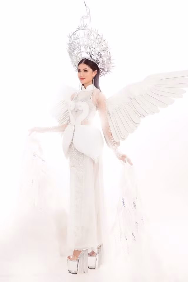  Gần đây nhất là Tiên Dung của Thùy Dung ở Miss International 2017. Trang phục lấy cảm hứng từ tà áo dài kết hợp với hình ảnh quen thuộc trong tâm thức người Việt - Con cò.