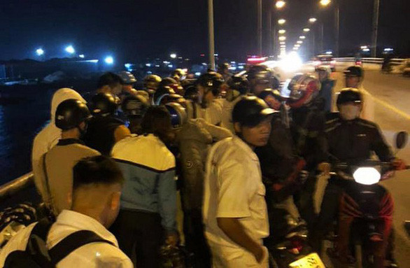 Người dân khu vực bàng hoàng khi hay tin người mẹ trẻ ném con nhỏ 1 tuổi từ trên cầu Khuể xuống sông Văn Úc, TP Hải Phòng rồi gieo mình tự vẫn - Ảnh: FACEBOOK Người dân khu vực bàng hoàng khi hay tin người mẹ trẻ ném con nhỏ 1 tuổi từ trên cầu Khuể xuống sông Văn Úc, TP Hải Phòng rồi gieo mình tự vẫn - Ảnh: FACEBOOK