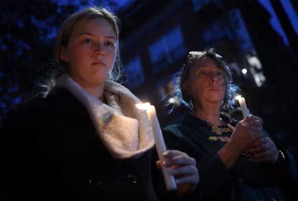  Những nhà hoạt động chống phân biệt chủng tộc thắp nến tưởng niệm 39 người chết thảm trong container ở Anh - Ảnh: REUTERS