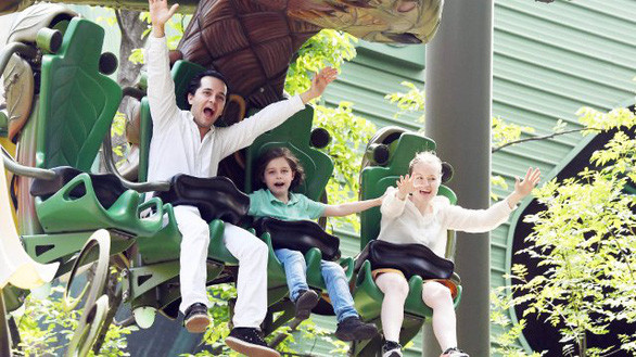  Laurent Simons cùng cha mẹ ở Europapark Rust - Ảnh: DPA