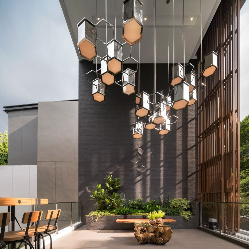  Tận dụng khoảng thông tầng, gia chủ đặt một bộ bàn nước để các thành viên có thể ngắm trọn khung cảnh thiên nhiên bên ngoài