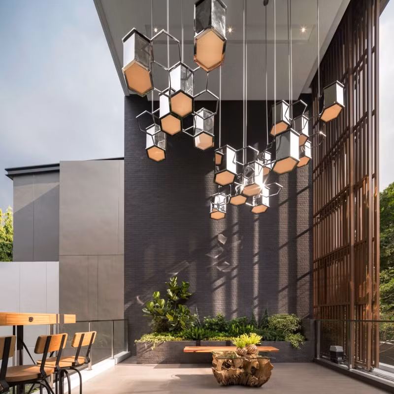 Tận dụng khoảng thông tầng, gia chủ đặt một bộ bàn nước để các thành viên có thể ngắm trọn khung cảnh thiên nhiên bên ngoài Tận dụng khoảng thông tầng, gia chủ đặt một bộ bàn nước để các thành viên có thể ngắm trọn khung cảnh thiên nhiên bên ngoài