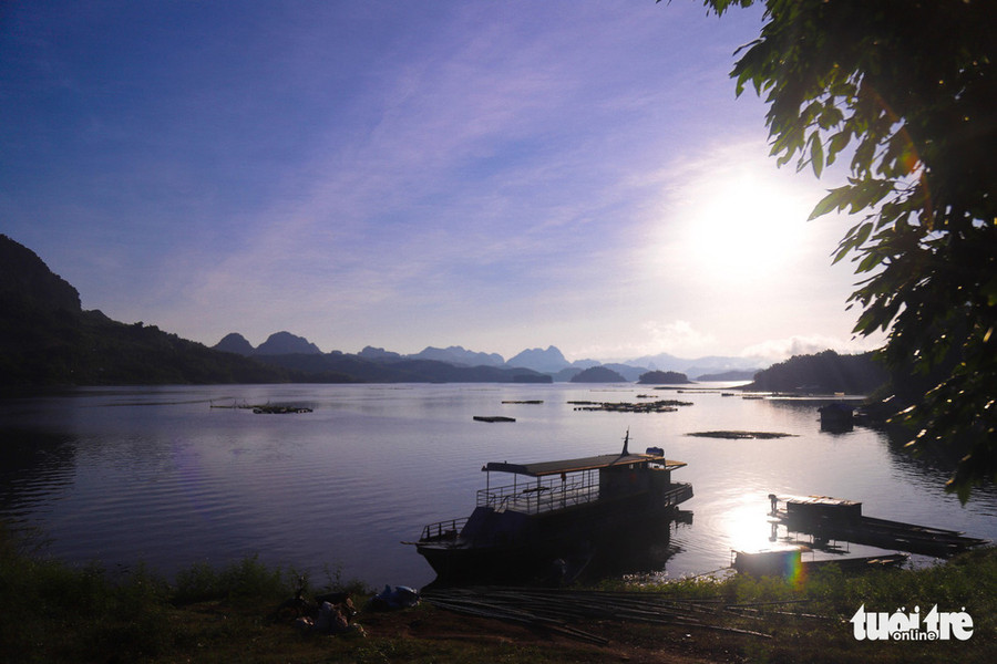  Thức dậy trong bầu không khí trong lành, đón mình minh trên hồ Hòa Bình sẽ cho bạn cảm giác thư thái, tràn đầy năng lượng cho ngày mới - Ảnh: DANH TRỌNG
