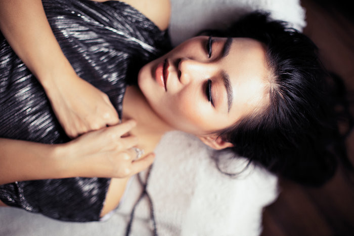 Khoảnh khắc rất thơ của người đẹp. Tone son màu hồng đất khiến Thanh Hương hiền hơn bao giờ hết.