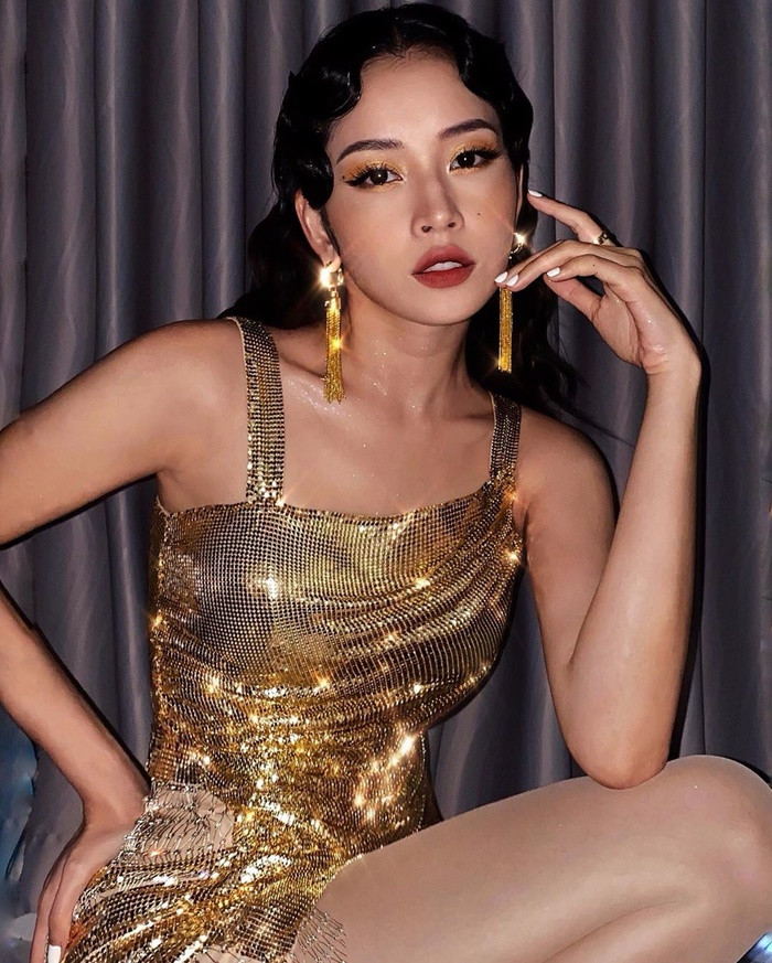  Kết hợp cùng lối trang điểm và làm tóc sắc sảo, có thể nói: sự quyến rũ, gợi cảm chính xác toát ra ở đây!