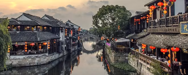  Cổ Trấn Chu Trang có hệ thống kênh dài và nhiều cây cầu bao quanh thị trấn. 