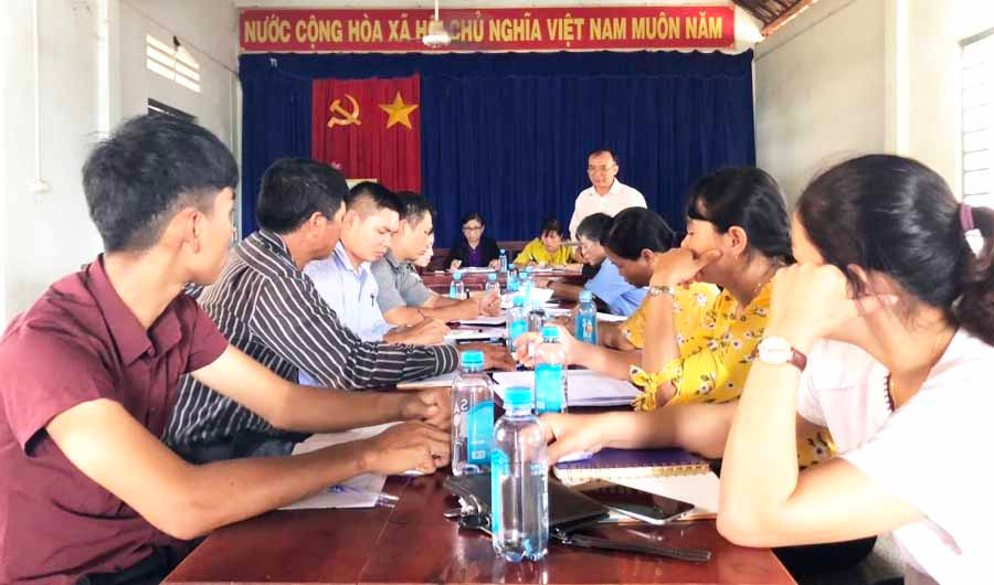  Bí thư Huyện ủy Chư Pưh Huỳnh Minh Thuận dự sinh hoạt tại chi bộ thôn Phú Quang (xã Ia Hrú). Ảnh: N.T