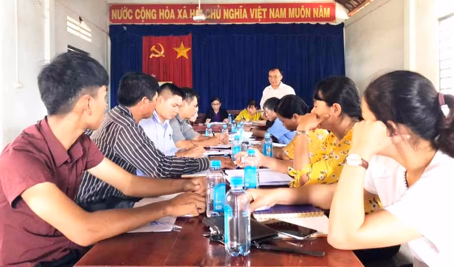  Bí thư Huyện ủy Chư Pưh Huỳnh Minh Thuận dự sinh hoạt tại chi bộ thôn Phú Quang (xã Ia Hrú). Ảnh: N.T