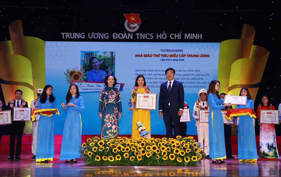 Cô giáo trẻ Trần Thị Kim Loan vinh dự được nhận bằng khen của Trung ương Đoàn TNCS Hồ Chí Minh. Ảnh: Kim Loan