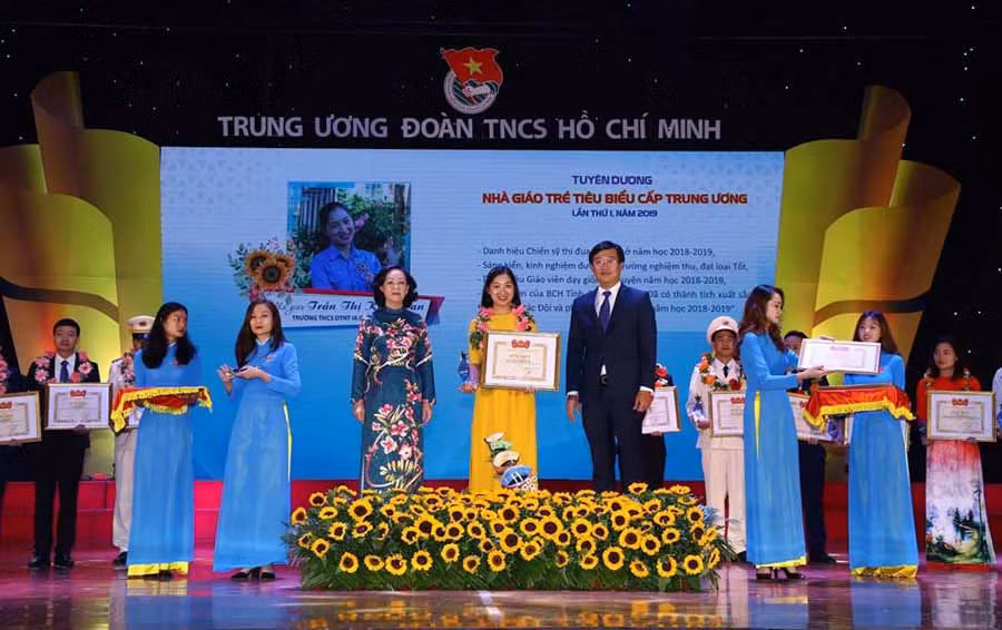 Cô giáo trẻ Trần Thị Kim Loan vinh dự được nhận bằng khen của Trung ương Đoàn TNCS Hồ Chí Minh. Ảnh: Kim Loan