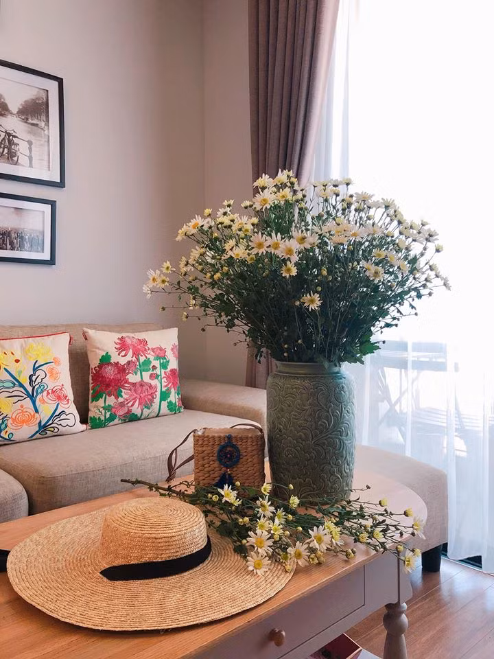 Ngoài ra, bạn có thể chọn bình với chất liệu thủy tinh hay bình gốm màu đất giúp bình hoa mà bạn cắm thêm gần gũi hơn với không gian sống.