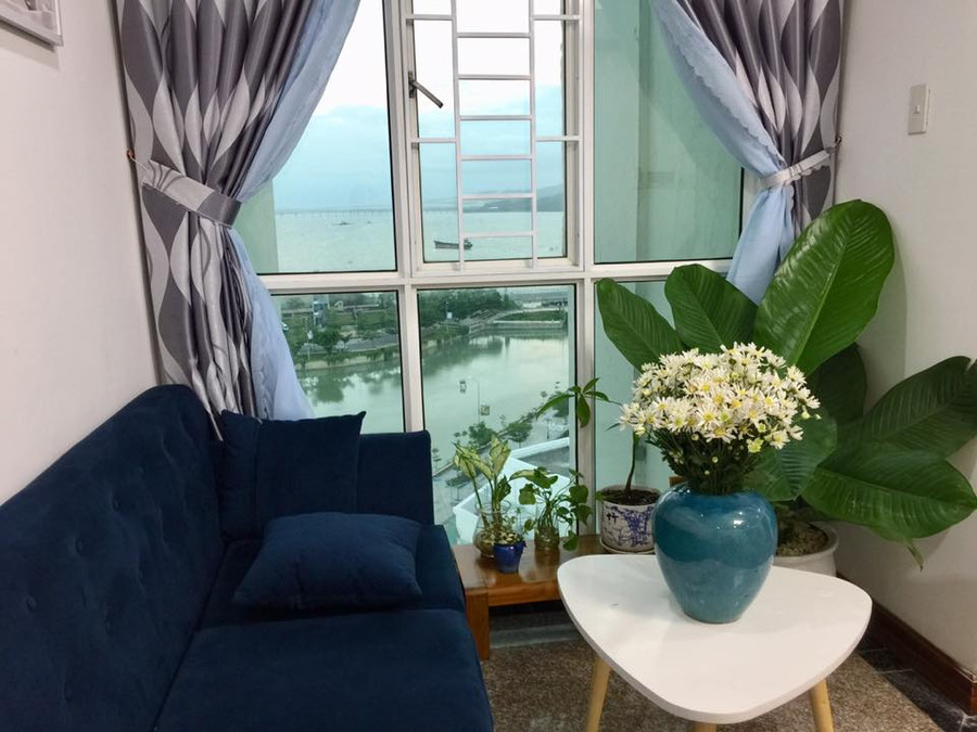 Cúc họa mi với màu chủ đạo là trắng, vàng và xanh. Bạn có thể chọn bình màu trắng, hoặc màu có họa tiết xanh hoặc vàng, đỏ, màu đen, xanh đen hoặc màu tím để tăng sự liên kết ăn ý với hoa. Cúc họa mi với màu chủ đạo là trắng, vàng và xanh. Bạn có thể chọn bình màu trắng, hoặc màu có họa tiết xanh hoặc vàng, đỏ, màu đen, xanh đen hoặc màu tím để tăng sự liên kết ăn ý với hoa.