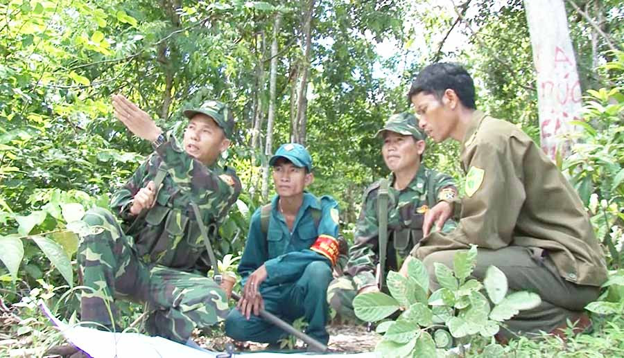  Lực lượng dân quân xã Ia Púch (huyện Chư Prông) tham gia tuần tra bảo vệ biên giới. Ảnh: A.H