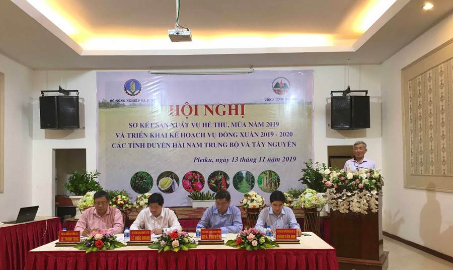 Thứ trưởng Lê Quốc Doanh và Phó Chủ tịch UBND tỉnh Kpă Thuyên chủ trì Hội nghị. Ảnh: Nguyễn Diệp