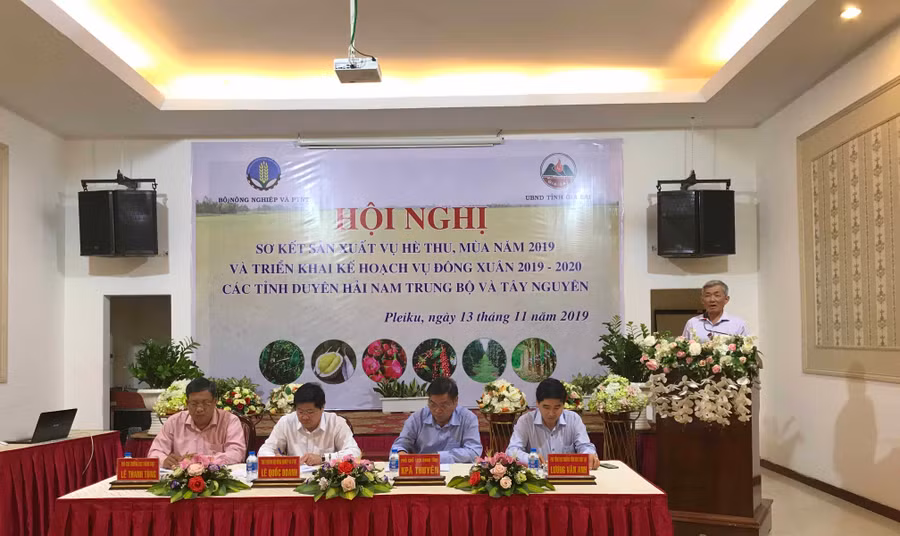 Thứ trưởng Lê Quốc Doanh và Phó Chủ tịch UBND tỉnh Kpă Thuyên chủ trì Hội nghị. Ảnh: Nguyễn Diệp