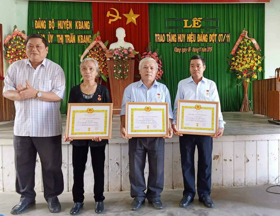 Trao huy hiệu Đảng cho các đảng viên 30 năm tuổi Đảng của Đảng bộ thị trấn Kbang. Ảnh: Hồng Hạnh Trao Huy hiệu Đảng cho các đảng viên 30 năm tuổi Đảng của Đảng bộ thị trấn Kbang. Ảnh: Hồng Hạnh