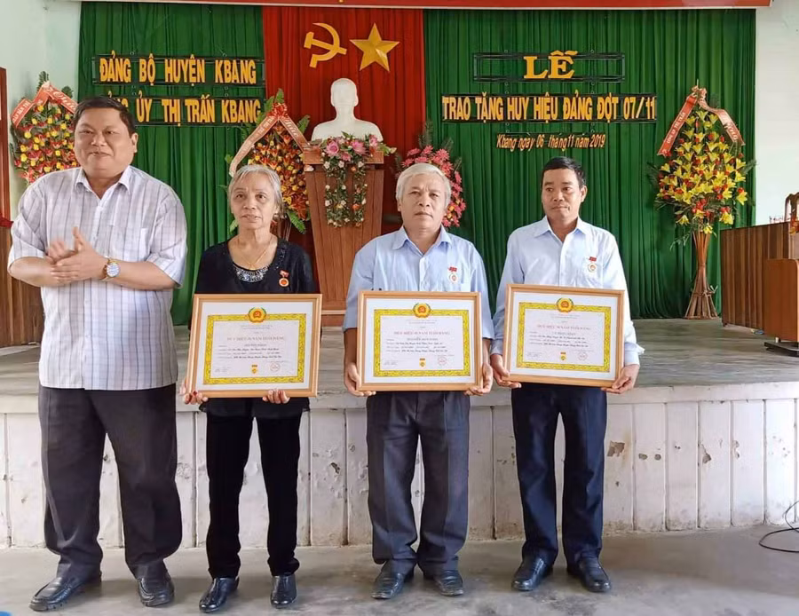 Trao Huy hiệu Đảng cho các đảng viên 30 năm tuổi Đảng của Đảng bộ thị trấn Kbang. Ảnh: Hồng Hạnh