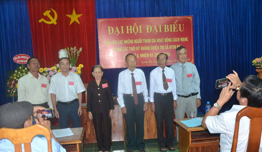 Ra mắt Ban chấp hành và Ban kiểm tra của Ban liên lạc nhiệm kỳ 2019-2024. Ảnh: Đức Phương