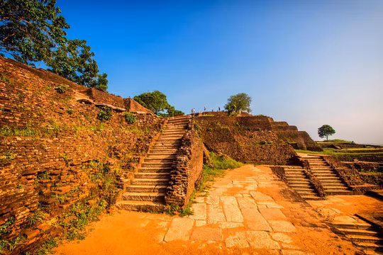 Việc xây dựng những pháo đài trên cao nguyên đá đòi hỏi kỹ thuật cao và tân tiến. Những khu vườn phía tây cao nguyên đá có niên đại cổ xưa nhất trên thế giới được xây dựng hệ thống thủy lợi phức tạp, gồm kênh đào, hồ, đập, cầu và hệ thống nước ngầm. Khu phức hợp cung điện và pháo đài được công nhận là một trong những ví dụ điển hình nhất về đô thị cổ đại. UNESCO đã tuyên bố Sigiriya là Di sản Thế giới năm 1982. Ảnh: Atlas & Boots.