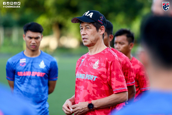 HLV Nishino cùng U22 Thái Lan trong buổi tập chiều 24-11 - Ảnh: CHANGSUEK