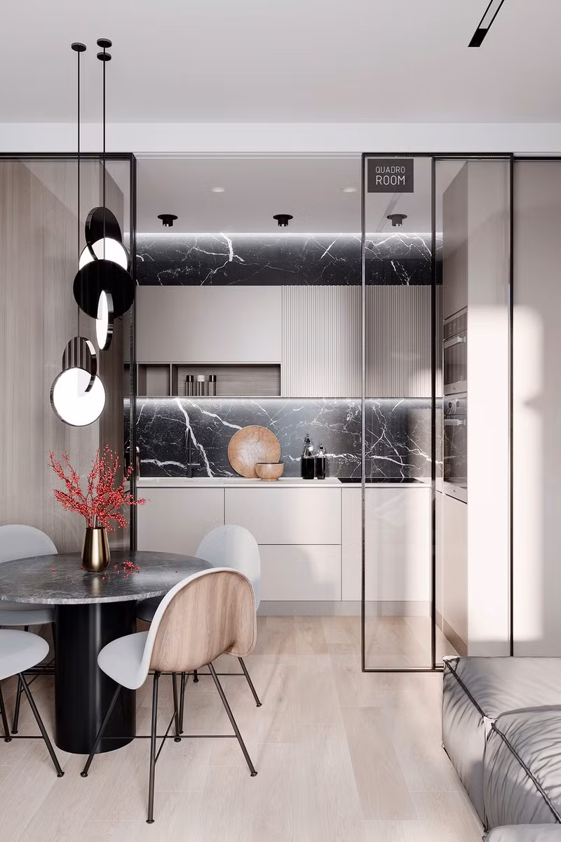 Một nhà bếp nhỏ được ngăn cách với phòng ăn và phòng khách bằng một bộ cửa kính trượt. Độ trong suốt của kính giúp không gian khiêm tốn dường như rộng hơn.