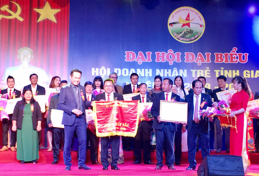 Hội DNT tỉnh Gia Lai nhận Bằng khen của UBND tỉnh và Cờ thi đua của Hội DNT Việt Nam. Ảnh: Hà Duy