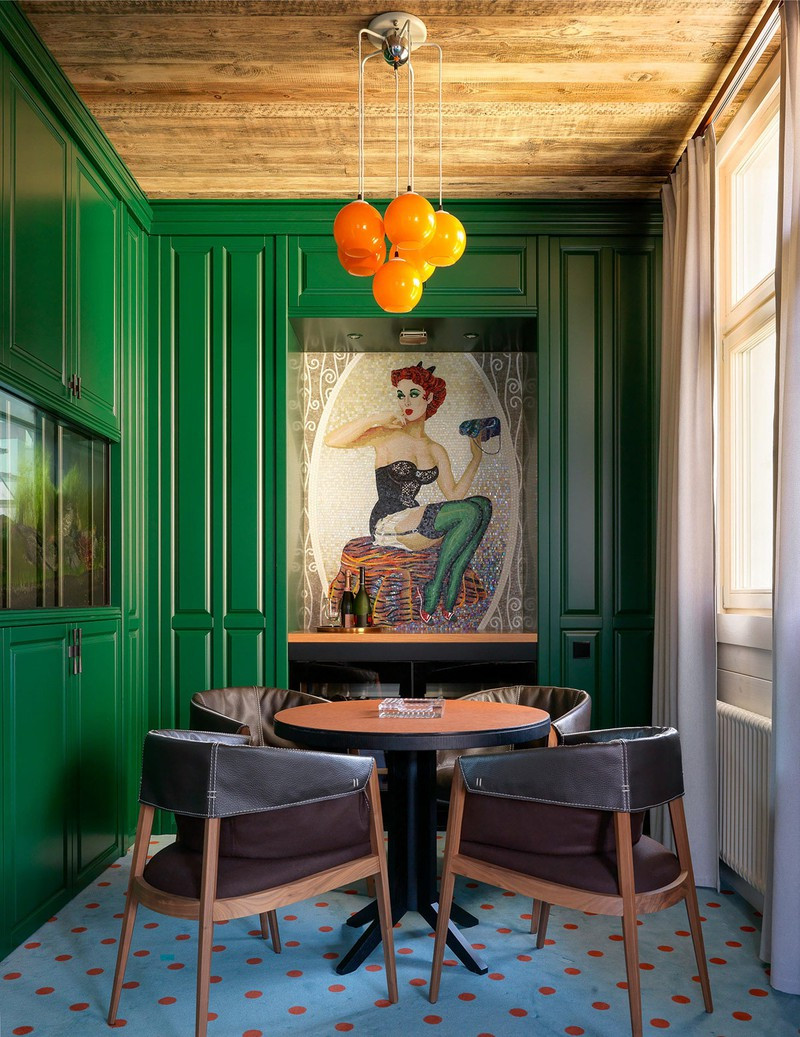 Tường màu xanh tiếp tục được tìm thấy trong góc đọc sách. Tường màu xanh tiếp tục được tìm thấy trong góc đọc sách.