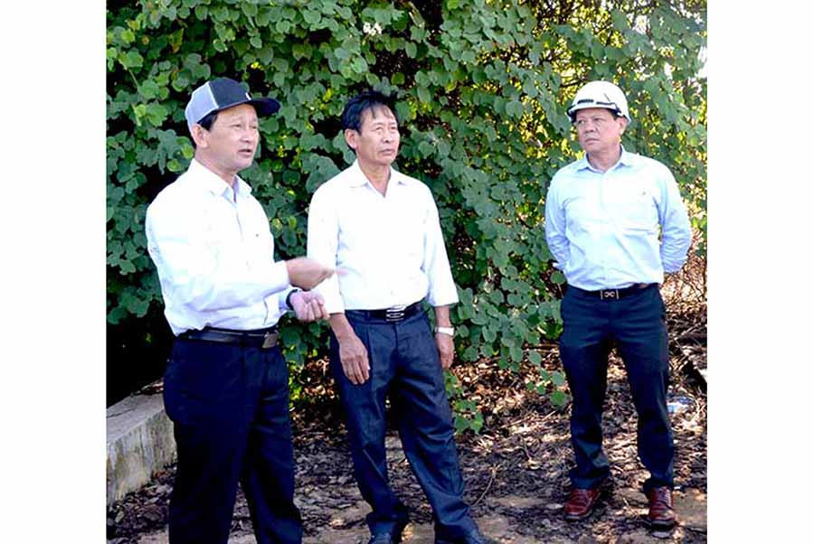  Bí thư Tỉnh ủy Dương Văn Trang (bìa trái) trao đổi với lãnh đạo huyện Chư Prông về di tích Plei Me. Ảnh: L.H