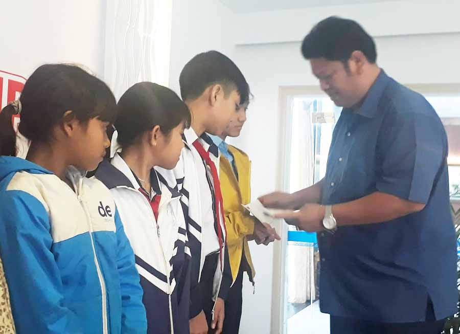 86 học sinh nghèo được Tập đoàn Vingroup trao tặng học bổng. Ảnh: N.T