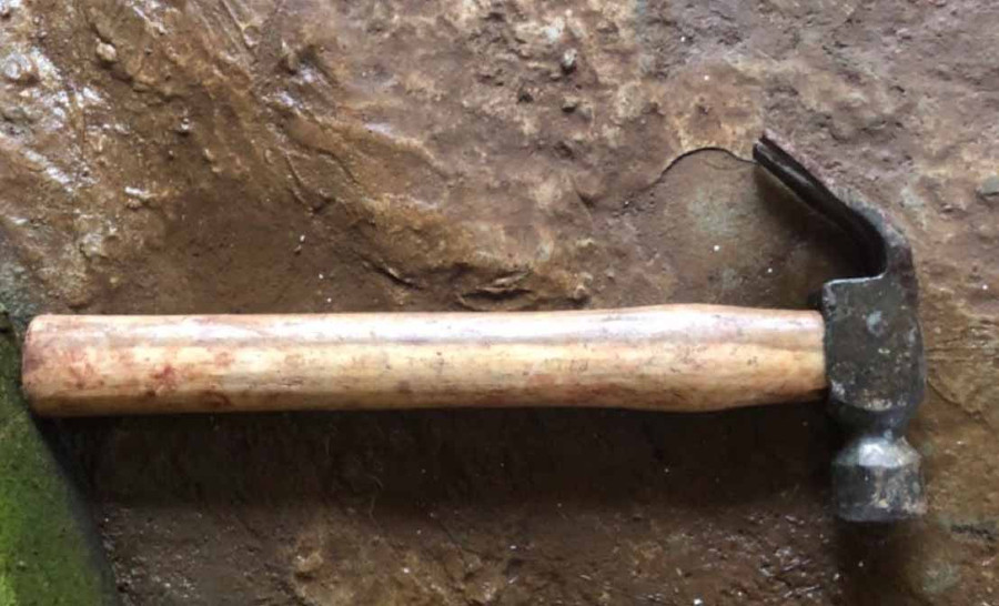 Chiếc búa tang vật của vụ án. Ảnh: Văn Ngọc