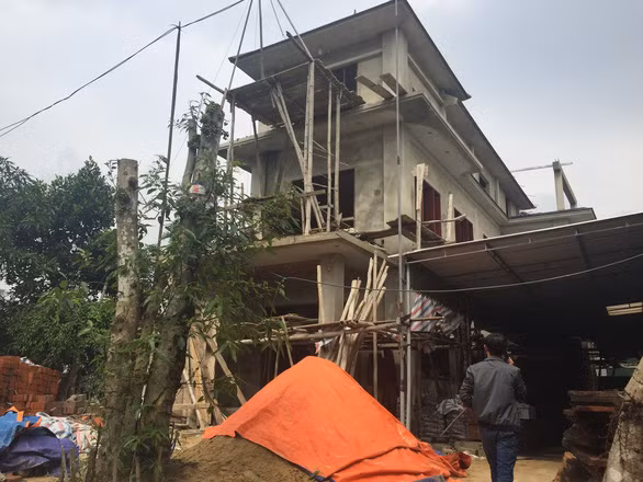  Ngôi nhà bề thế của vợ chồng anh Bá được dựng lên từ nghề mộc trên làng quê nghèo - Ảnh: B.D.